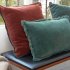 Чехол для подушки Julina из 100% хлопка бархата красного цвета с зеленой каймой 45 х 45 см