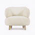 Кресло Luisa из белой ткани букле с ножками из массива каучукового дерева